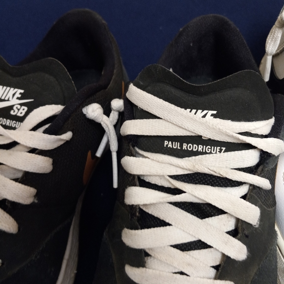 2 pairs Nike sneakers - Picture 3 of 7